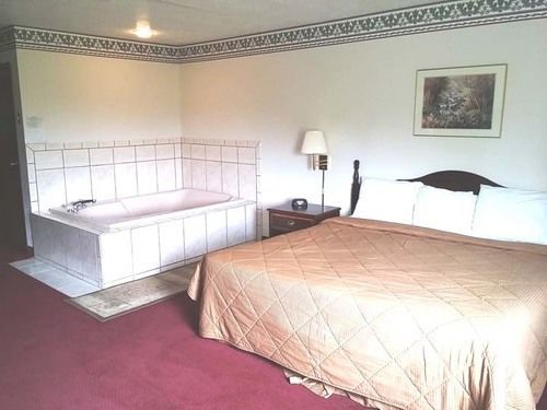 Economy Inn Сиймор Екстериор снимка